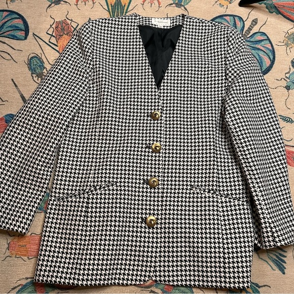 felinni Jackets & Blazers - Vintage Black and White Houndstooth Blazer with Tailored Silhouette